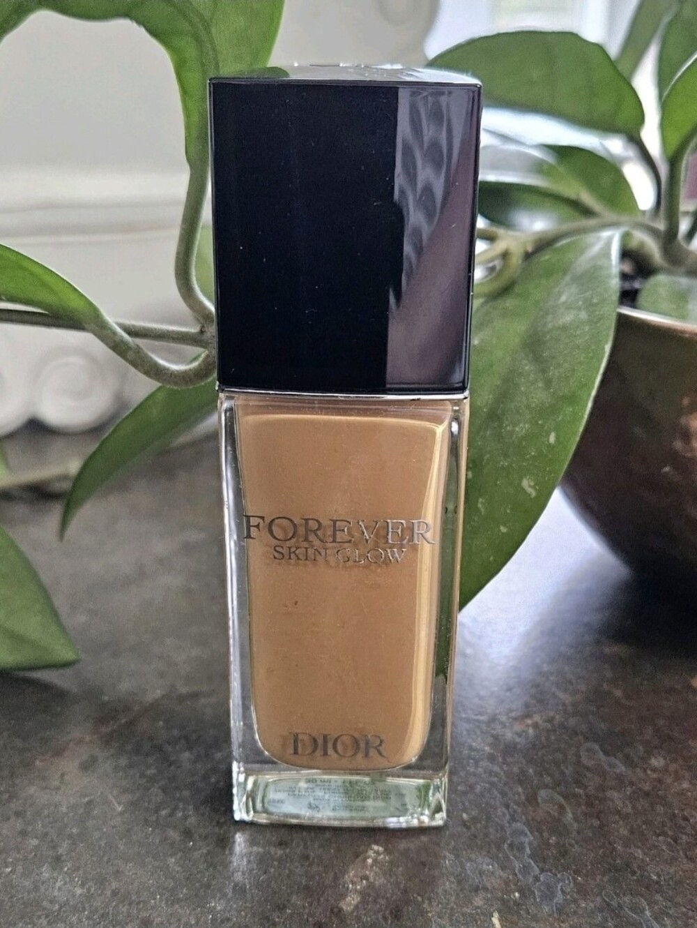 Dior Skin Glow *4.5N* 24 hr Radiant Foundation SPF 15, 1oz $57 MSRP 04/26